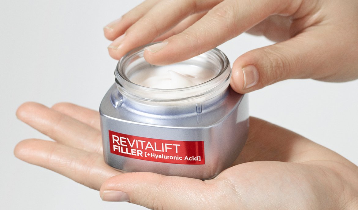 Offene Dose einer Revitalift Filler Creme in einer Hand